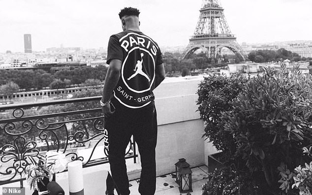 PSG tung áo đấu mới cực chất - Bóng Đá