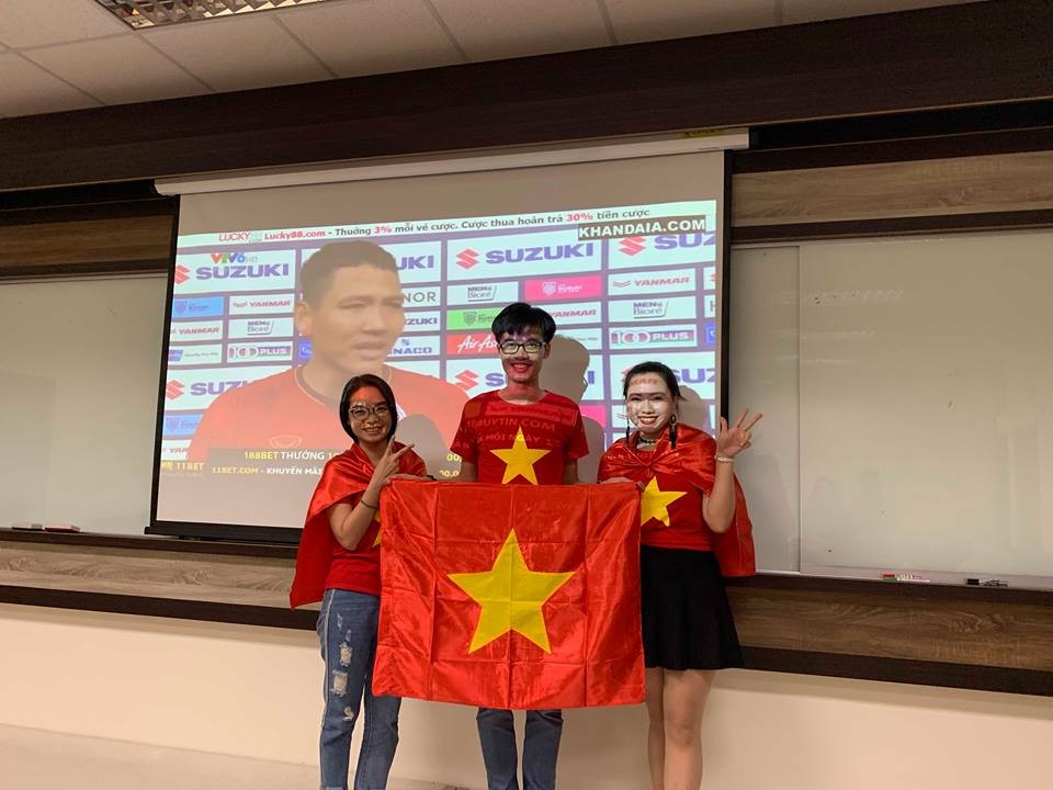 Du học sinh tiếp lửa, vỡ òa khi tuyển Việt Nam vô địch AFF Cup - Bóng Đá