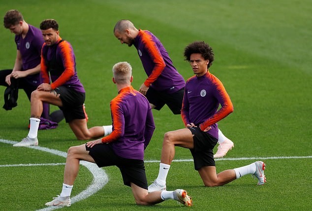 Sanchez buồn rũ rượi trên đường tới sân tập Man Utd - Bóng Đá