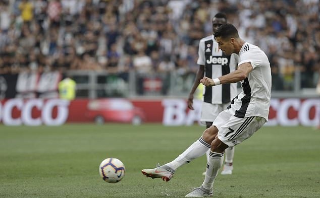 Ronaldo lao đầu vào phòng tập, khoe cơ bắp cuồn cuộn - Bóng Đá