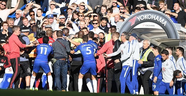 Quỷ đỏ đánh rơi 2 điểm, HLV Mourinho bực tức trở lại Manchester - Bóng Đá