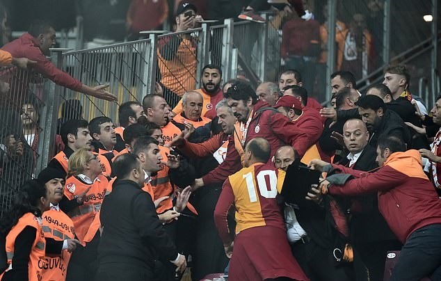Kinh hoàng! Cầu thủ Galatasaray bị phía Fenerbahce rượt đánh  - Bóng Đá