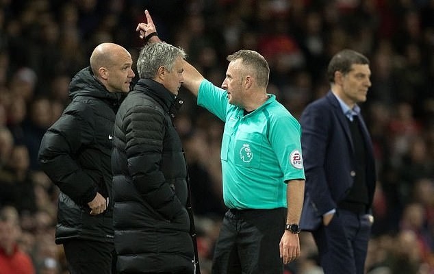Mourinho nổi điên, đập phá giỏ đựng nước khi Fellaini ghi bàn - Bóng Đá