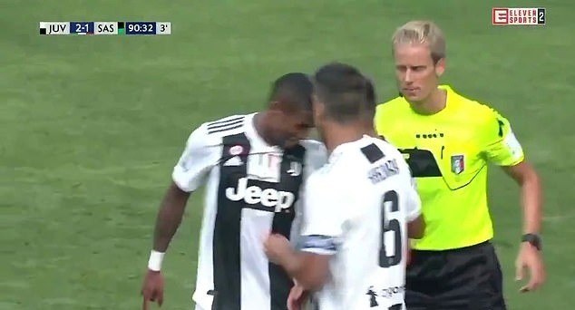 Không chỉ 'phun châu nhả ngọc', Douglas Costa còn húc đầu, đánh cùi chỏ - Bóng Đá