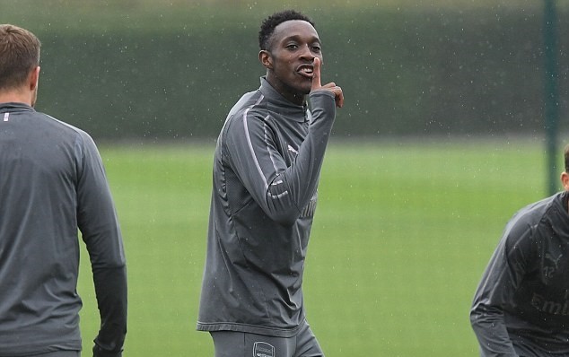 Ozil co ro trên sân tập Arsenal dưới cơn mưa rào - Bóng Đá