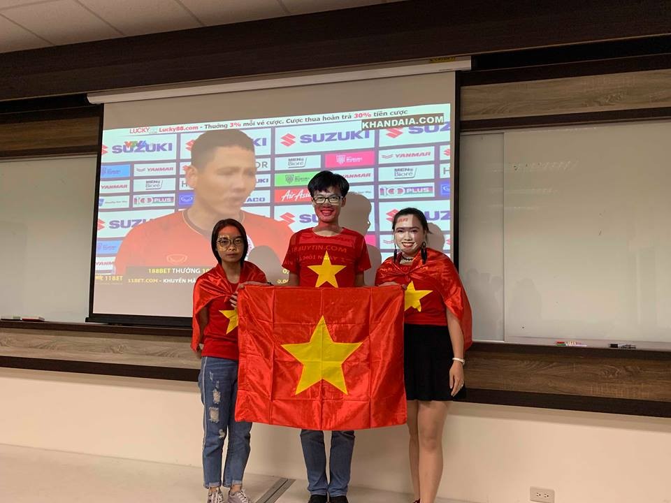 Du học sinh tiếp lửa, vỡ òa khi tuyển Việt Nam vô địch AFF Cup - Bóng Đá