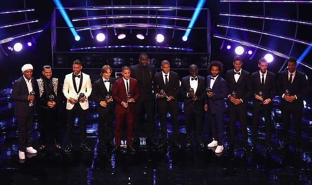 ảnh Modric khoe The Best - Bóng Đá