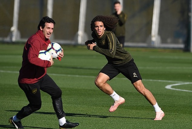Chiến thắng thứ 10 cận kề, Ozil và cầu thủ Arsenal dốc hết sức trên sân tập - Bóng Đá