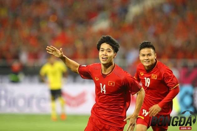 Cận cảnh: Công Phượng tả xung hữu đột, làm loạn hàng thủ Malaysia dù bị giật cùi chỏ - Bóng Đá
