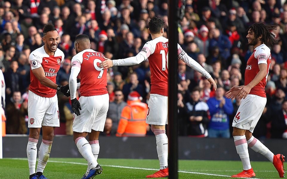 Lacazette nổi sung, bật lại HLV Emery khi bị thay ra sân - Bóng Đá