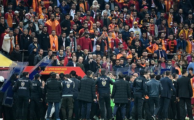 Kinh hoàng! Cầu thủ Galatasaray bị phía Fenerbahce rượt đánh  - Bóng Đá