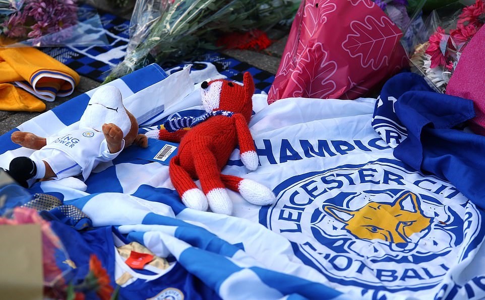 CĐV chia buồn Leicester City bên ngoài sân King Power - Bóng Đá