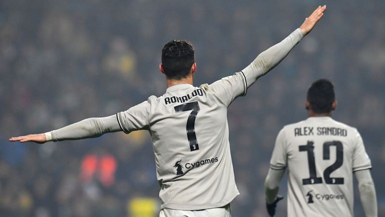 Fan cuồng phấn khích khi được ôm Ronaldo ngay trên sân - Bóng Đá