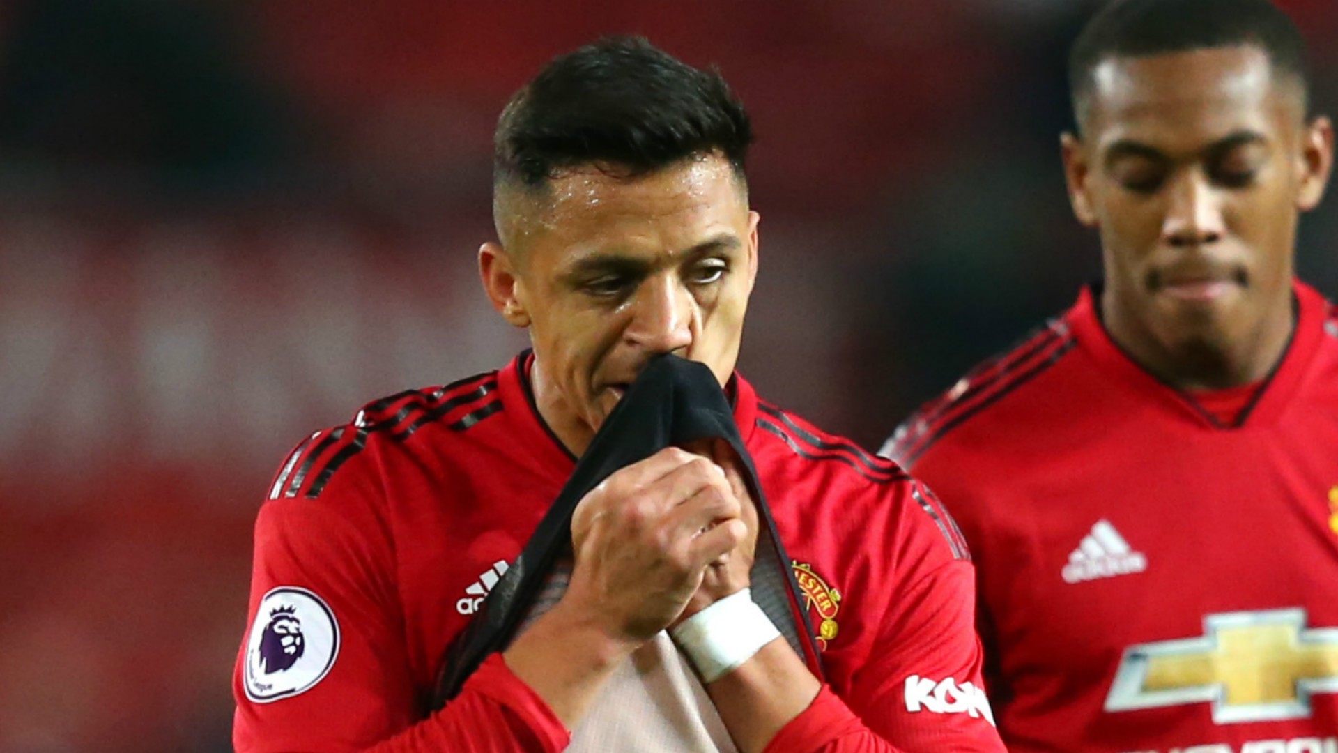 Sanchez hậm hực tới sân tập khi bị Mourinho loại khỏi đội hình M.U - Bóng Đá