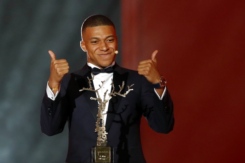 Mbappe khoe đầu bạc-- - Bóng Đá
