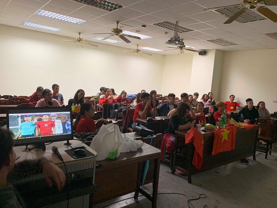 Du học sinh tiếp lửa, vỡ òa khi tuyển Việt Nam vô địch AFF Cup - Bóng Đá