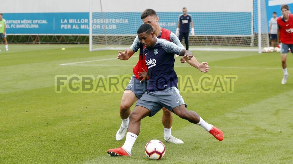 Sanchez buồn rũ rượi trên đường tới sân tập Man Utd - Bóng Đá