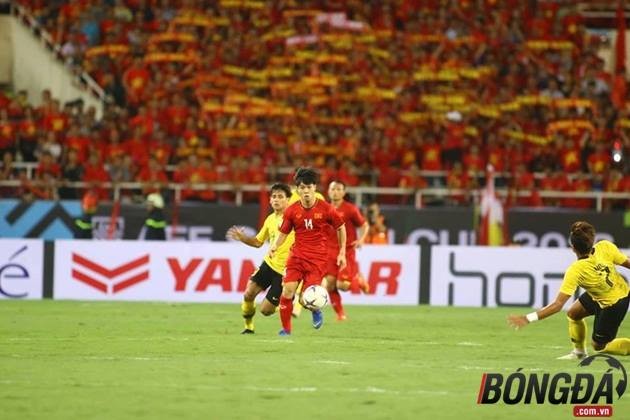 Cận cảnh: Công Phượng tả xung hữu đột, làm loạn hàng thủ Malaysia dù bị giật cùi chỏ - Bóng Đá