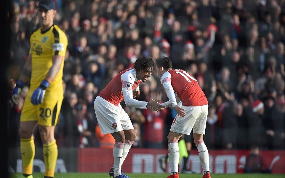 Lacazette nổi sung, bật lại HLV Emery khi bị thay ra sân - Bóng Đá