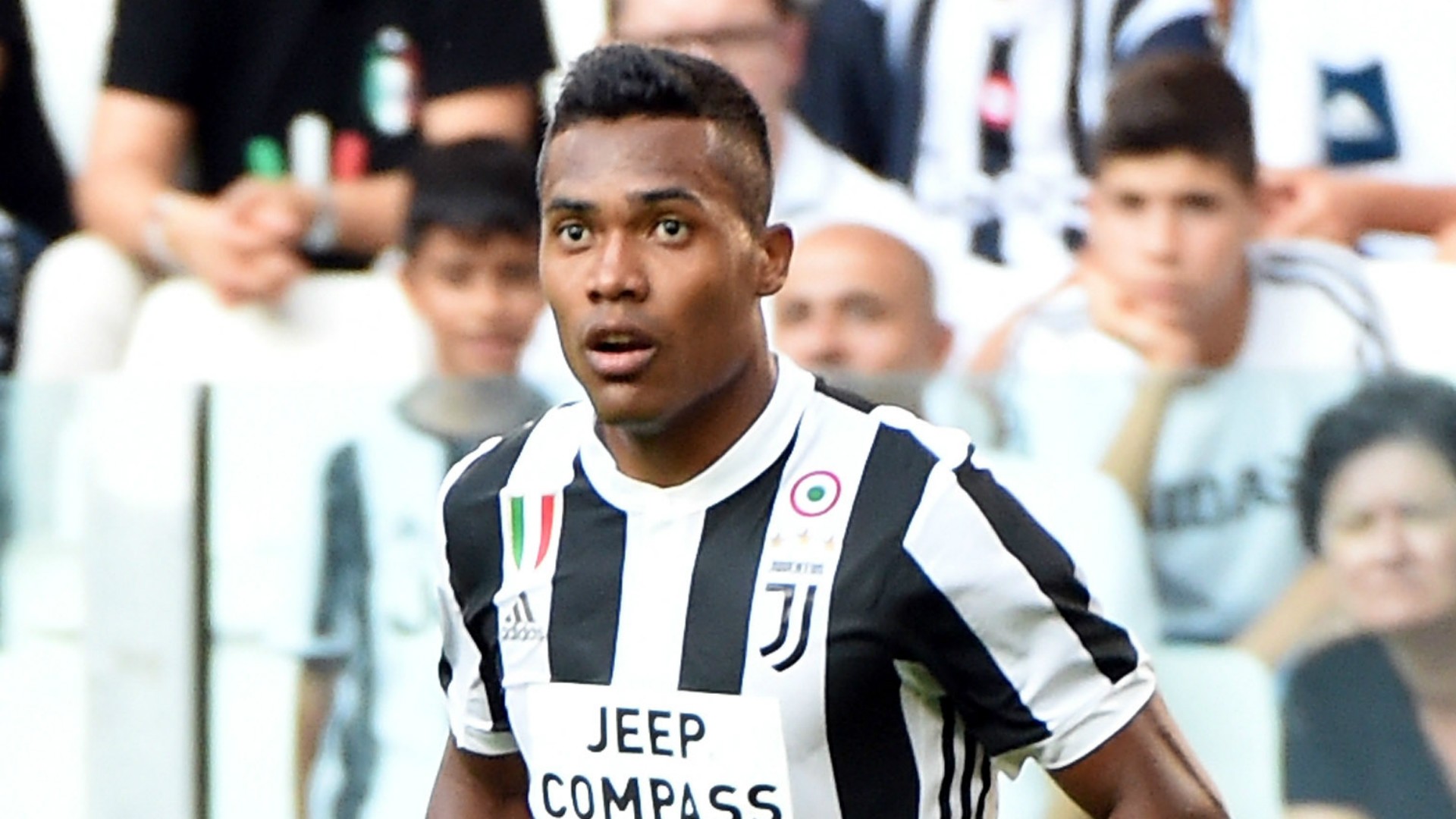 Juventus tự tin trói chân Alex Sandro - Bóng Đá