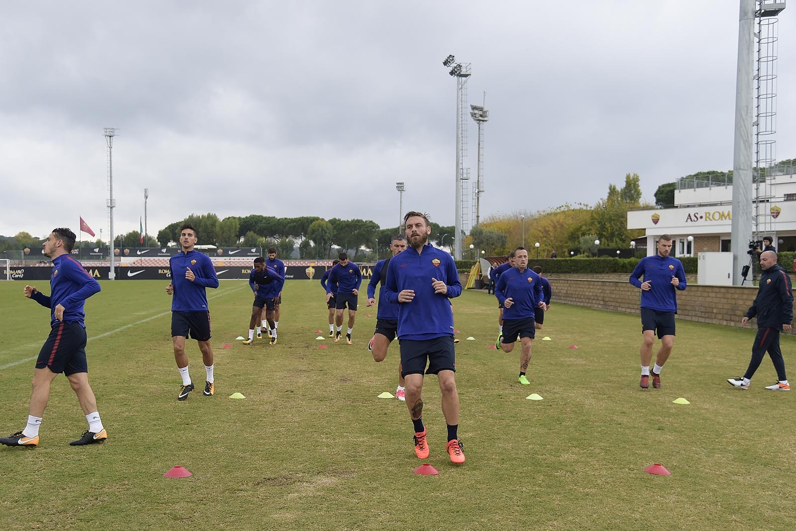 Roma tập luyện ở mặt sân như 'mặt ruộng' - Bóng Đá