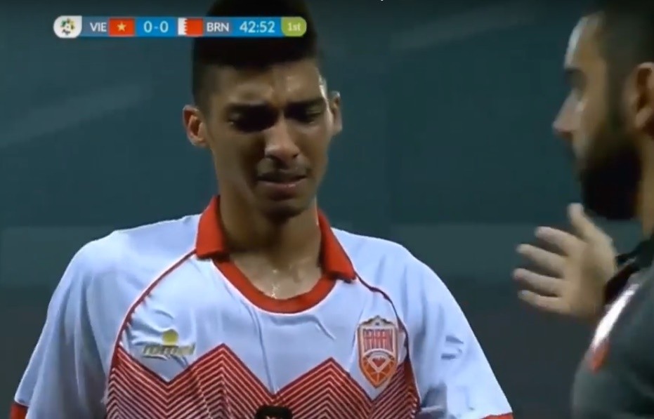 CẬN CẢNH: Văn Thanh bị cầu thủ U23 Bahrain đạp gầm giày thô bạo - Bóng Đá