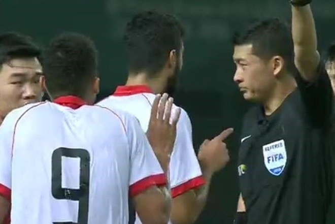 CẬN CẢNH: Văn Thanh bị cầu thủ U23 Bahrain đạp gầm giày thô bạo - Bóng Đá