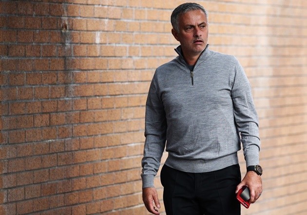 Mourinho: 'Sa thải tôi? Bạn có biết họ phải tốn bao nhiêu tiền không?' - Bóng Đá