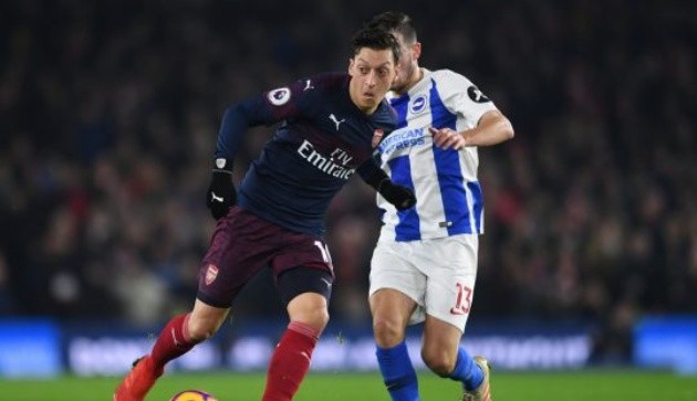 Emery lặp lại câu trả lời cứng rắn về Mesut Ozil - Bóng Đá