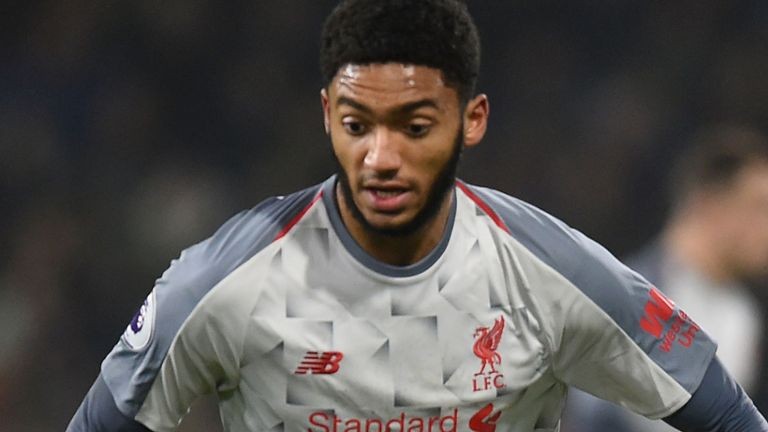 Trung vệ Liverpool rời sân bằng cáng sau pha va chạm với biển quảng cáo - Bóng Đá