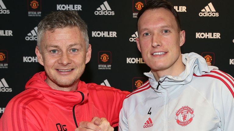 Solskjaer nói về hợp đồng Phil Jones - Bóng Đá