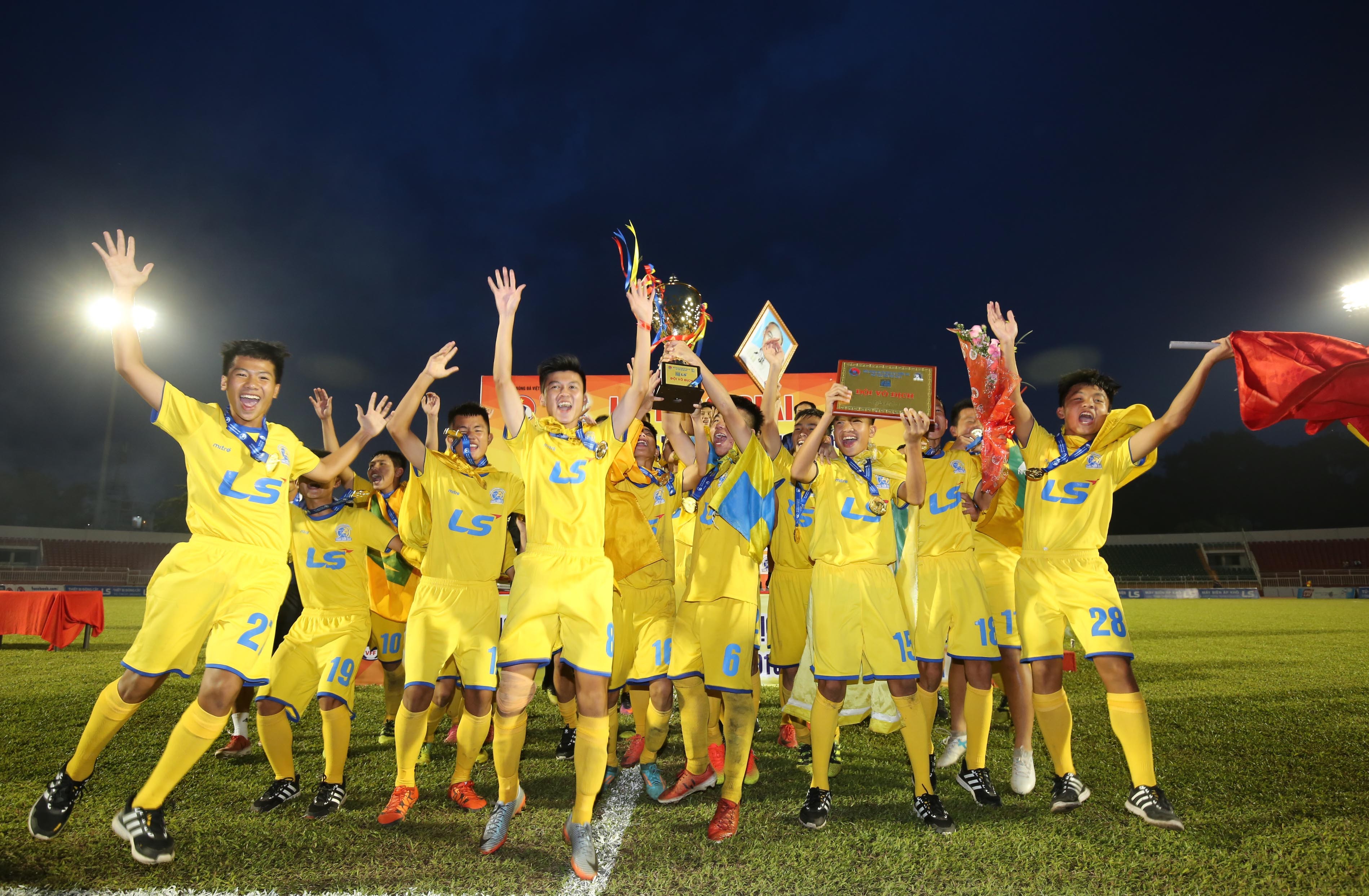  VCK U15 Quốc gia 2018: Thắng Viettel trên loạt “đấu súng”, SLNA lên ngôi vô địch - Bóng Đá