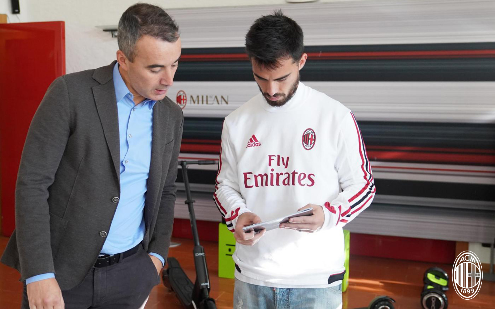 Chán bóng đá, AC Milan chuyển qua chơi xe lướt - Bóng Đá