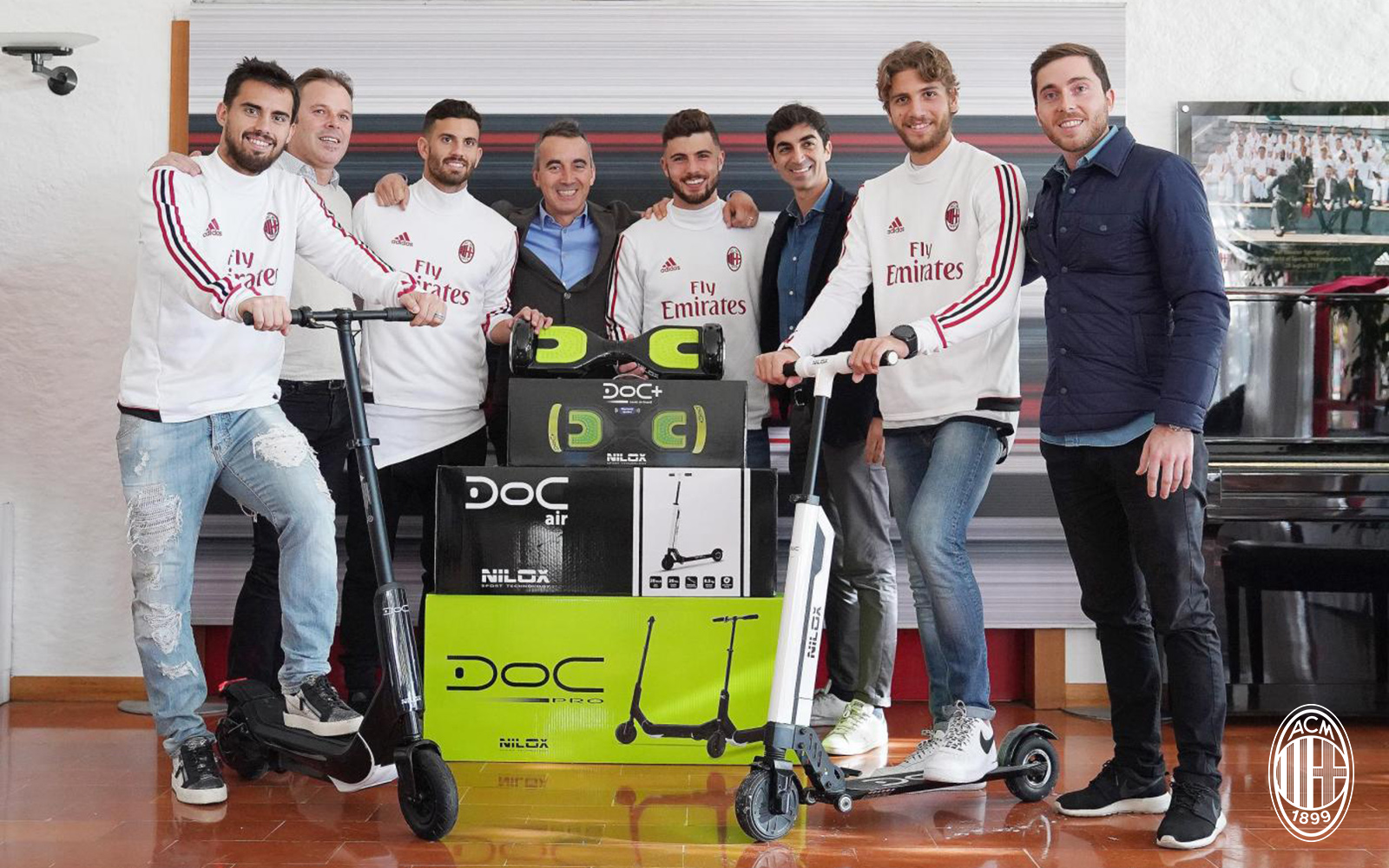 Chán bóng đá, AC Milan chuyển qua chơi xe lướt - Bóng Đá