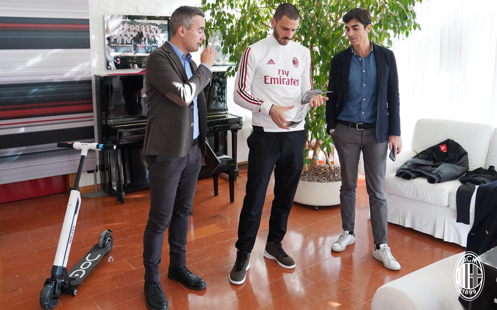 Chán bóng đá, AC Milan chuyển qua chơi xe lướt - Bóng Đá