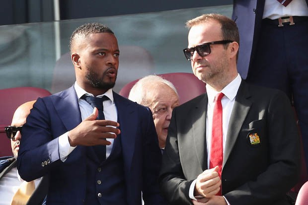 Đã rõ lý do Evra liên tục ngồi cạnh Ed Woodward trên khán đài - Bóng Đá