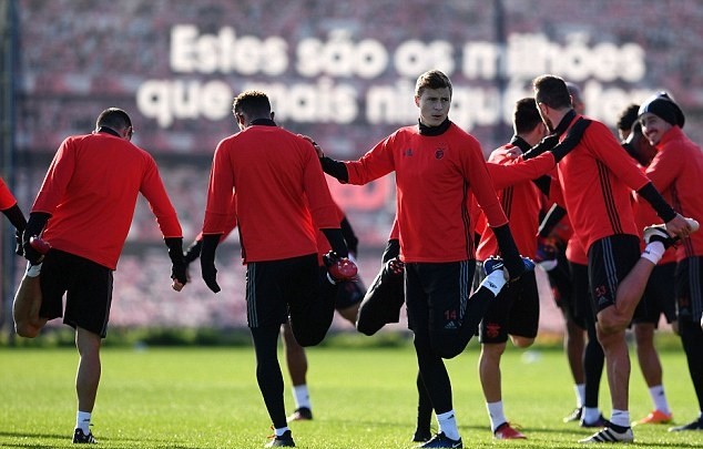 Mặc đại chiến Liverpool, Lindelof rảo bước đi shopping - Bóng Đá