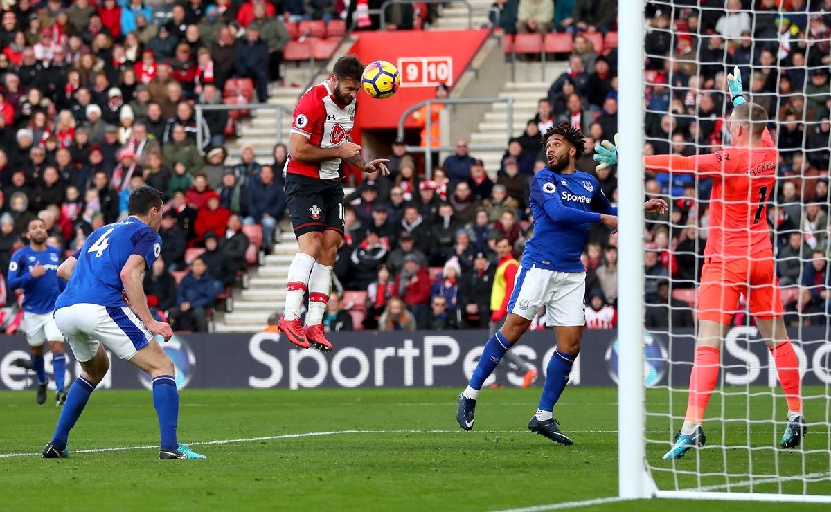 Thợ xây Charlie Austin rực sáng, Everton đại khủng hoảng - Bóng Đá
