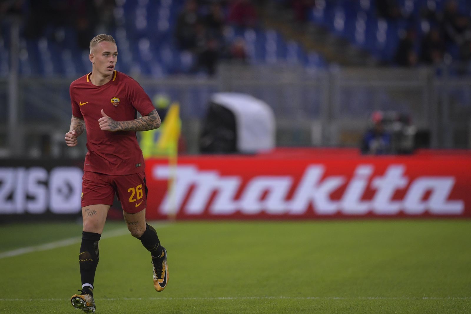 Lần đầu ra mắt, tân binh Roma thích thú lăn lộn trên mặt cỏ Olimpico - Bóng Đá