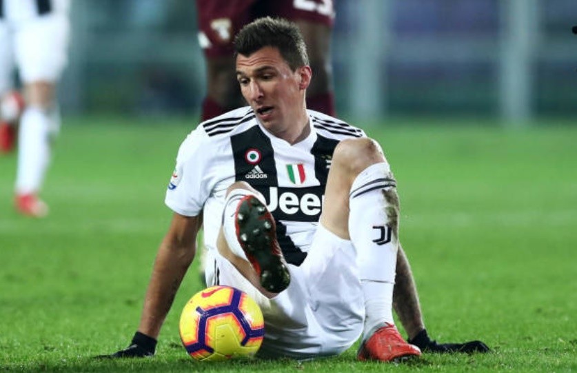 Chọc tức thủ môn đối phương, Ronaldo mỉm cười nhận thẻ - Bóng Đá