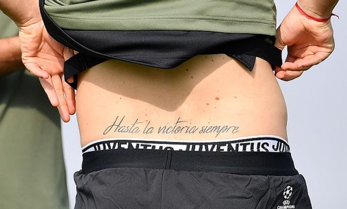 'Vẽ' lên mình câu nói của Che Guevara, Higuain quyết tâm vượt qua khó khăn - Bóng Đá