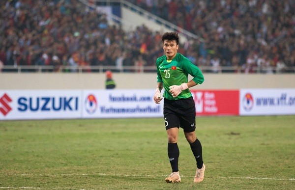 Bùi Tiến Dũng bực tức vì không thể cản được pha đá phạt của đối phương - Bóng Đá