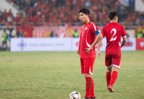 Bùi Tiến Dũng bực tức vì không thể cản được pha đá phạt của đối phương - Bóng Đá