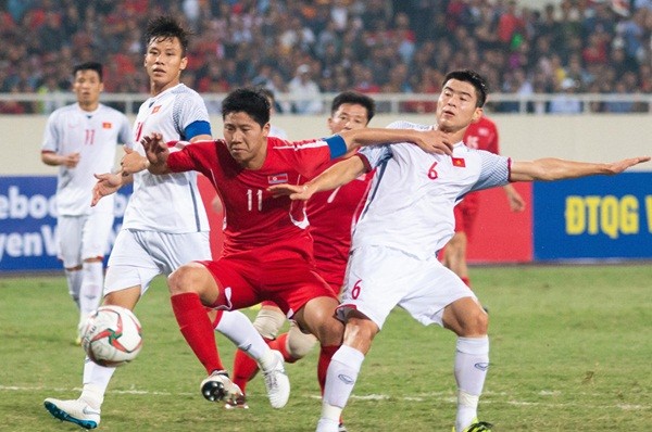 Bùi Tiến Dũng bực tức vì không thể cản được pha đá phạt của đối phương - Bóng Đá