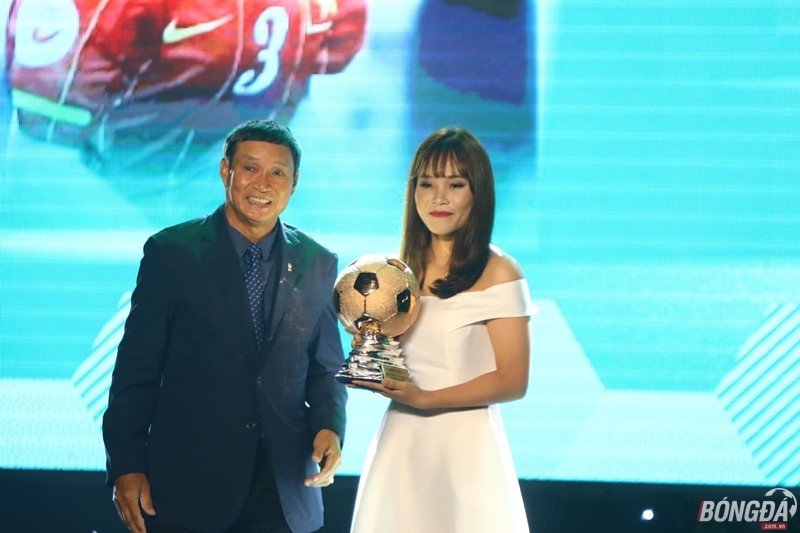 Trực tiếp quả bóng vàng Việt Nam 2018: Văn Hậu đoạt giải Cầu thủ trẻ xuất sắc nhất - Bóng Đá
