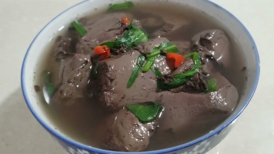 Những người nên hạn chế ăn tiết lợn