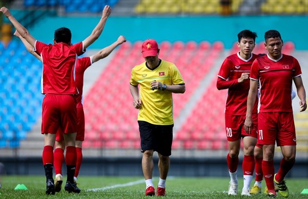 CĐV Malaysia ghi hình lén buổi tập của tuyển Việt Nam - Bóng Đá