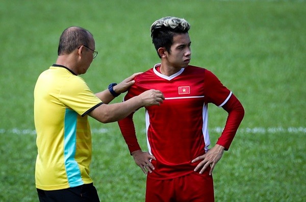 CĐV Malaysia ghi hình lén buổi tập của tuyển Việt Nam - Bóng Đá