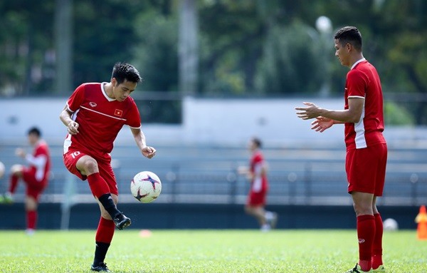 CĐV Malaysia ghi hình lén buổi tập của tuyển Việt Nam - Bóng Đá