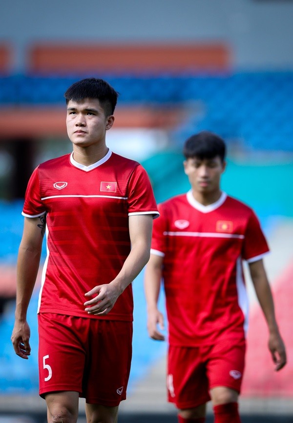 CĐV Malaysia ghi hình lén buổi tập của tuyển Việt Nam - Bóng Đá